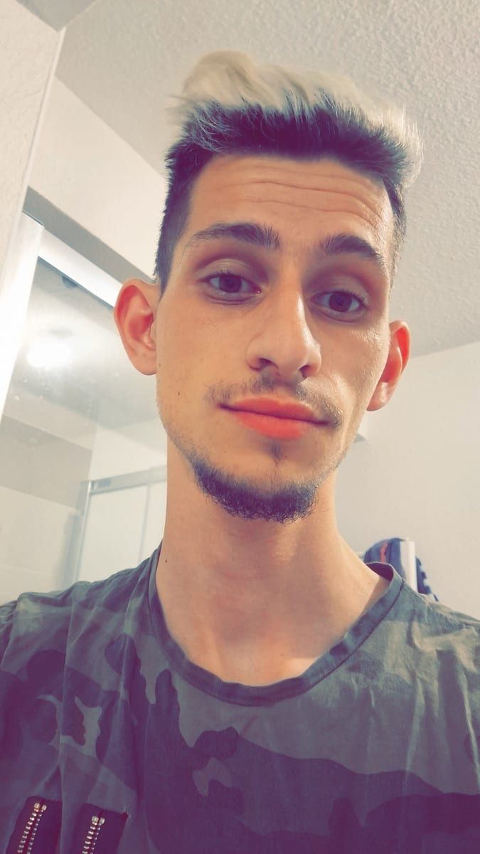 Profil de Jullien, 22 ans, Gay trip à Collombey (Valais)