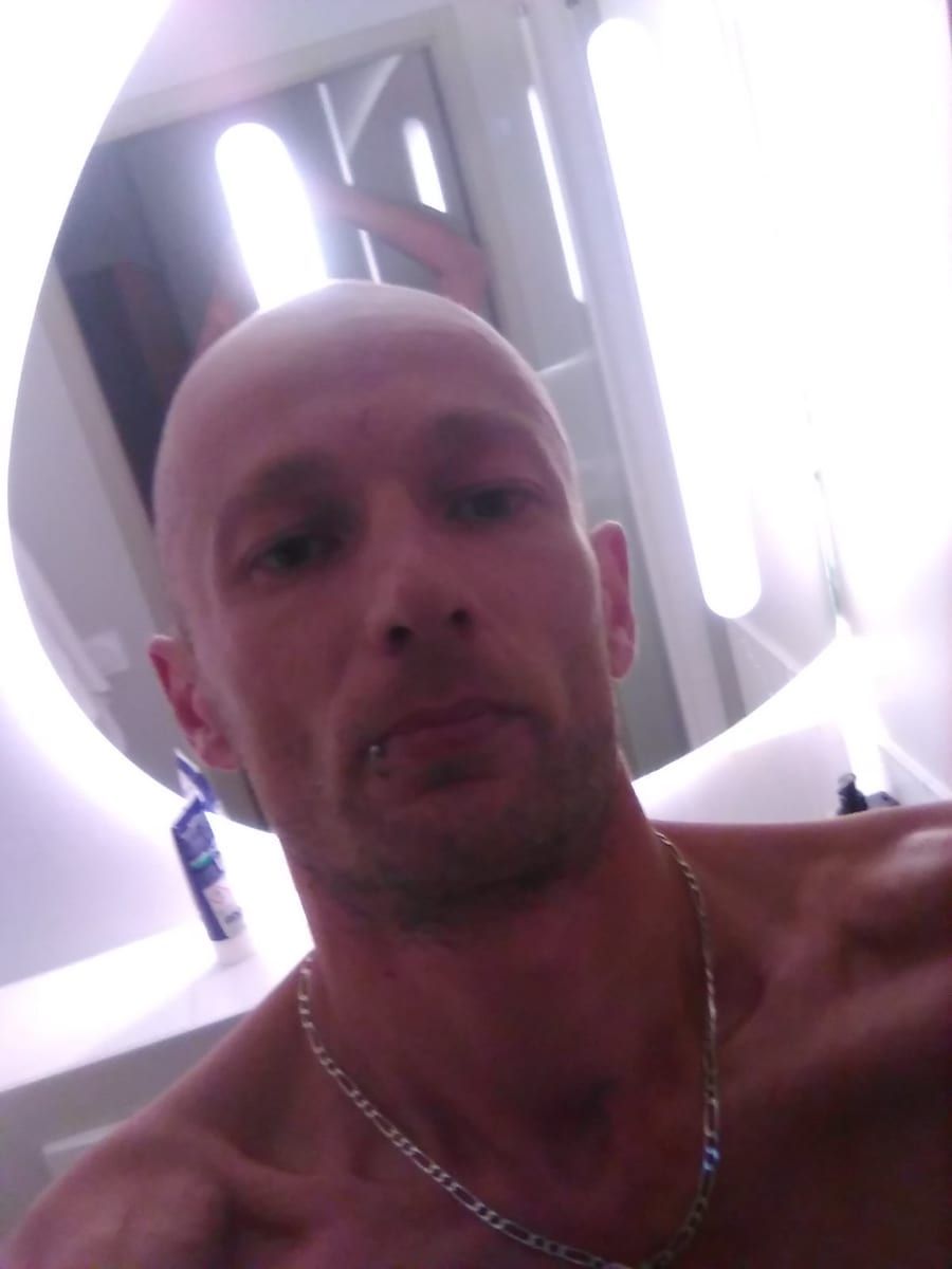 Gordan - Gay trip à Bosco/Gurin Profil de Gordan, 33 ans, Gay trip à Bosco/Gurin (Tessin)